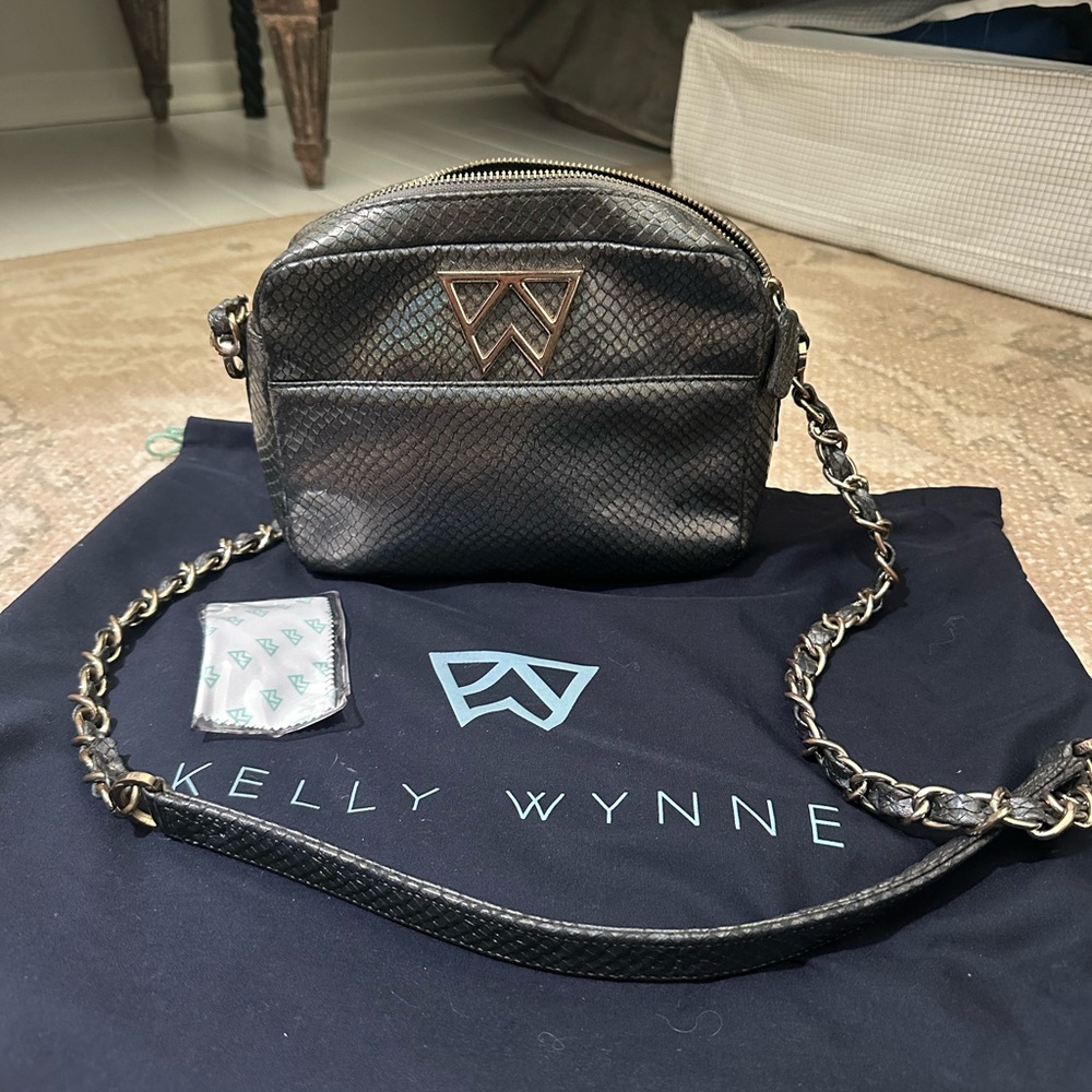 Kelly Wynne iridescent Crossbody Bag